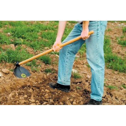 ENXADA ESTREITA TRAMONTINA 1,5 LB COM CABO 1,30 M USO EM JARDINAGEM AGRICULTURA E CONSTRUÇÃO